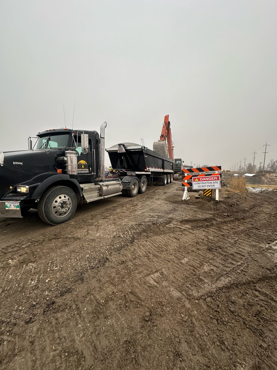 RichardWiebe204's tweet image. B&amp;amp;D trucking and excavating wasting no time putting their New Canuck Trailers R3 3500 to work. Loading broken concrete and rebar with ease. #quereltrailers #canucktrailers #enddump #haulmore #everyhaul #transport #hardox #quard450