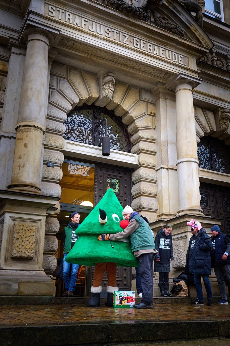 Der Weihnachtsbaumprozess heute hat uns eine Strafe von 3000 Euro beschert. Wir gehen in Berufung!

pflanzmich.de/kitamobi