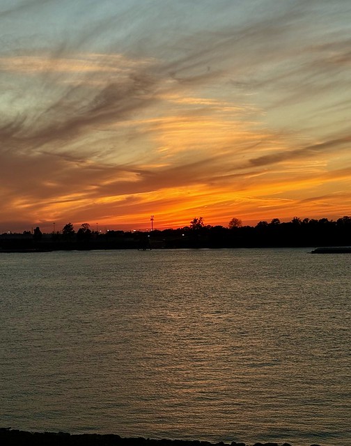 MikeMacPhotos's tweet photo. New Post - (#Sunset over the River from the Baton Rouge Levy) - https://t.co/UBc31Xuiky - #BatonRouge https://t.co/F6ExqfCwHn