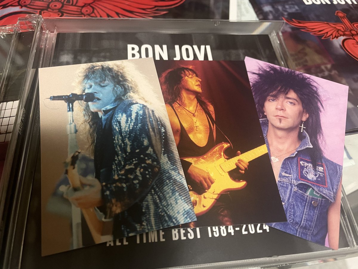 rierock's tweet photo. ALL TIME BEST 1984-2024届きました✨トレカはこの3枚。何より嬉しいのはブックレットに名前が入ってた。わーい🙌 #BonJovi40 #BonJovi https://t.co/nXOJjC0RDg