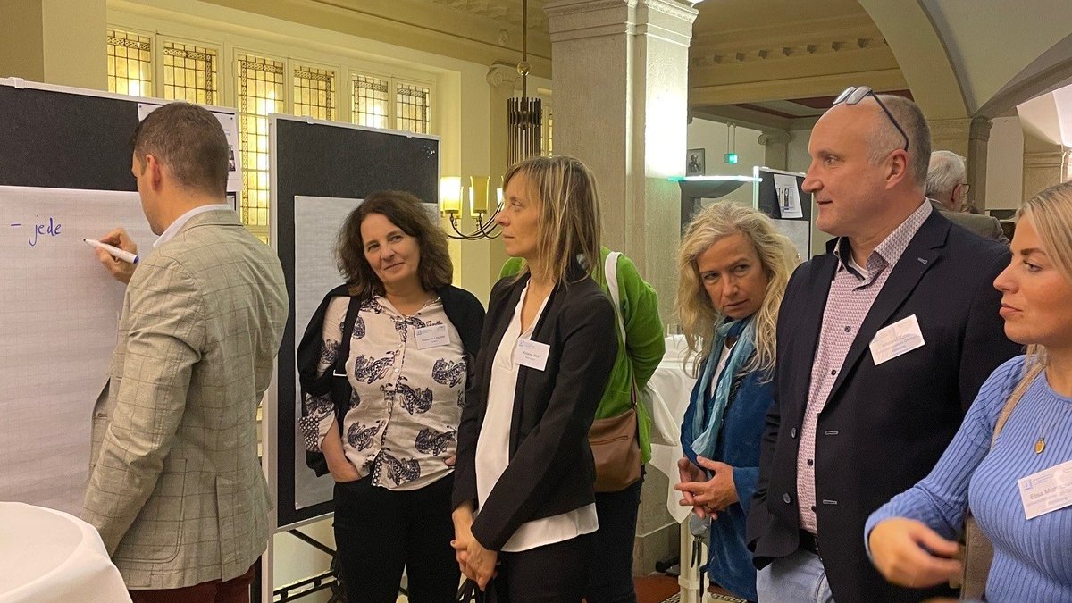 5 Jahre Förderung durch @BMBF_Bund, bundesweit 6 Forschungspraxennetze, rund 1.400 beteiligte hausärztliche Praxen: Heute diskutieren wir beim Symposium der "Initiative Forschungspraxennetze" #DESAM #ForNet in Berlin, wie es für die Forschung im hausärztlichen Setting weitergeht.