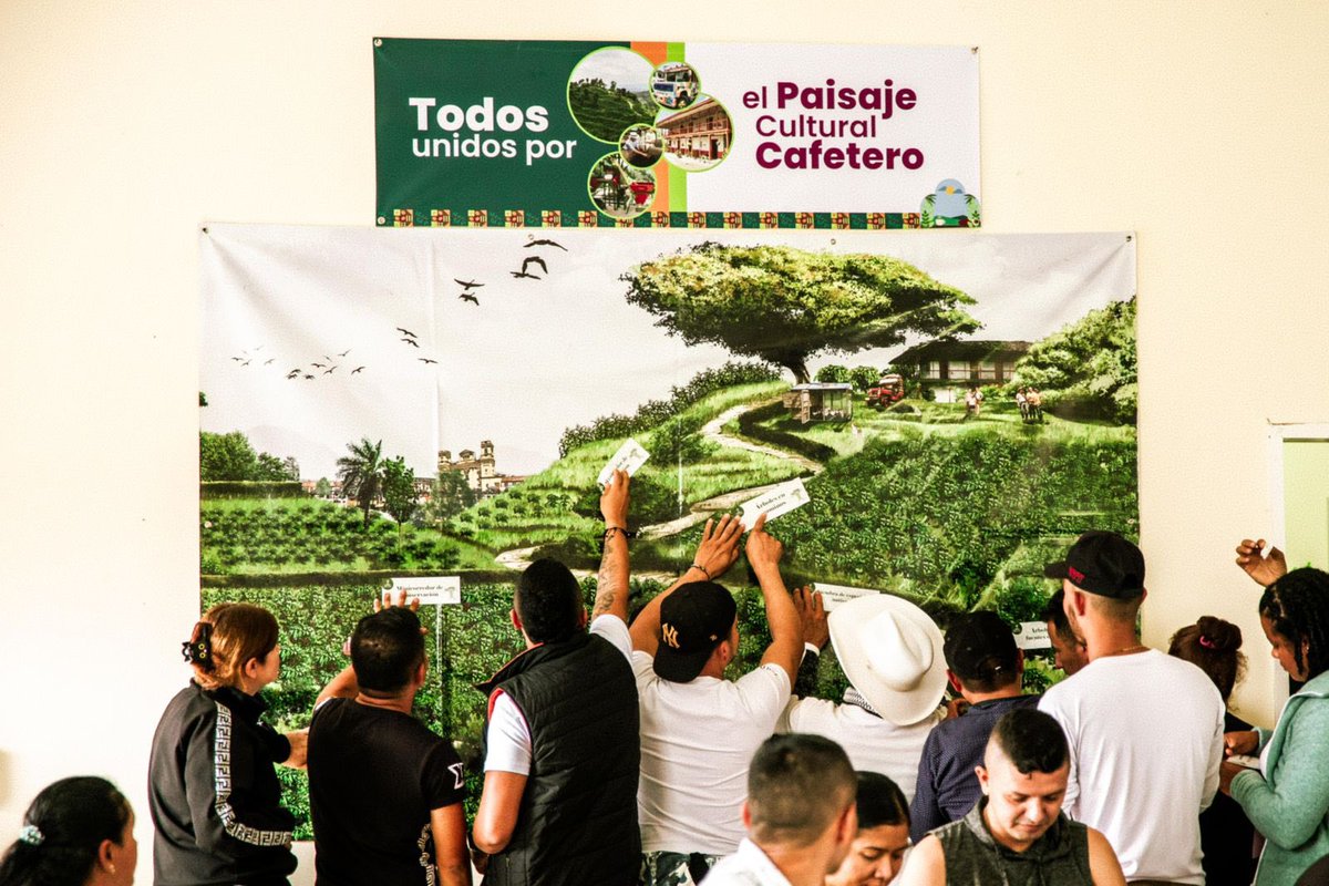 ADR_Colombia's tweet photo. 🌱 En Chinchiná, junto con #FEMNCAFE, abrimos las puertas de la Escuela para Extensionistas y Promotorías Campesinas.
Este espacio de formación valora los saberes y capacidades de las comunidades campesinas y firmantes del Acuerdo Final de Paz. Con la iniciativa se fortalecen habilidades técnicas, socioambientales y organizativas como una forma de promover la agricultura campesina, familiar, étnica y comunitaria, así como la reconciliación en Colombia. 🇨🇴🤝