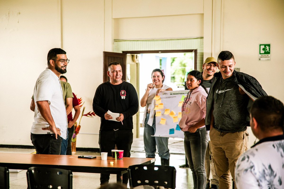 🌱 En Chinchiná, junto con #FEMNCAFE, abrimos las puertas de la Escuela para Extensionistas y Promotorías Campesinas.
Este espacio de formación valora los saberes y capacidades de las comunidades campesinas y firmantes del Acuerdo Final de Paz. Con la iniciativa se fortalecen