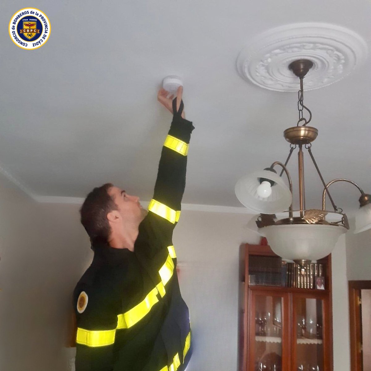 BomberosCbpc's tweet photo. 🚨’LOS DETECTORES SALVAN VIDAS’🚨

🖲️Continuamos instalando detectores de humo en las casas de personas mayores y dependientes. Esta semana en #Cádiz y #MedinaSidonia, en colaboración con sus ayuntamientos

#CBPC #MejoraContinua #DetectoresdeHumo 
@Cadiz_es @aytomedinasidon https://t.co/TeaVRuA8Oo