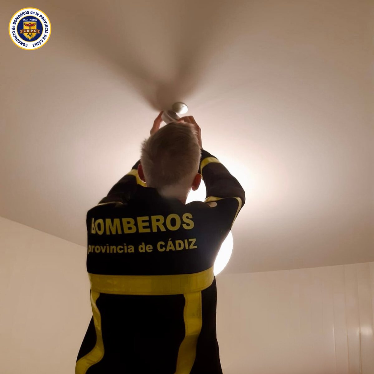 BomberosCbpc's tweet photo. 🚨’LOS DETECTORES SALVAN VIDAS’🚨

🖲️Continuamos instalando detectores de humo en las casas de personas mayores y dependientes. Esta semana en #Cádiz y #MedinaSidonia, en colaboración con sus ayuntamientos

#CBPC #MejoraContinua #DetectoresdeHumo 
@Cadiz_es @aytomedinasidon https://t.co/TeaVRuA8Oo