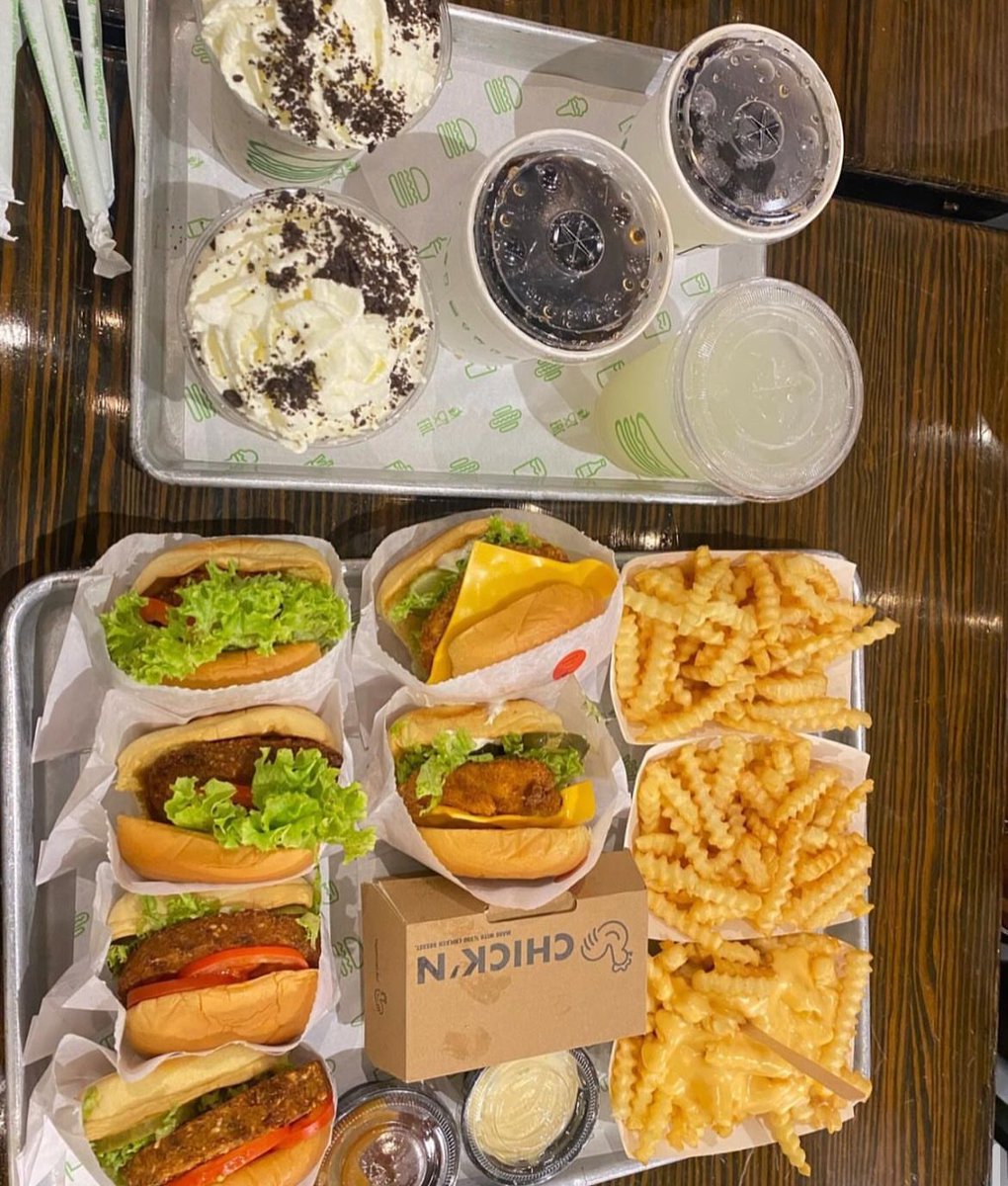 TastyYummies_'s tweet photo. Shake Shack in Dubai offers a satisfying and upscale take on fast food with its high-quality ingredients and enjoyable atmosphere.

#ShakeShackDubai #BurgerLovers #Foodie #DubaiEats #FastFood #ShackBurger https://t.co/FyZgXbfgv8