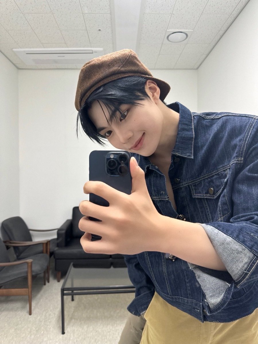 wookietexts's tweet image. 241120 🧸💬 00:20 kst

_📸
“since it’s jebewon’s 500th day”
_📸
“let’s be together for 500 years”