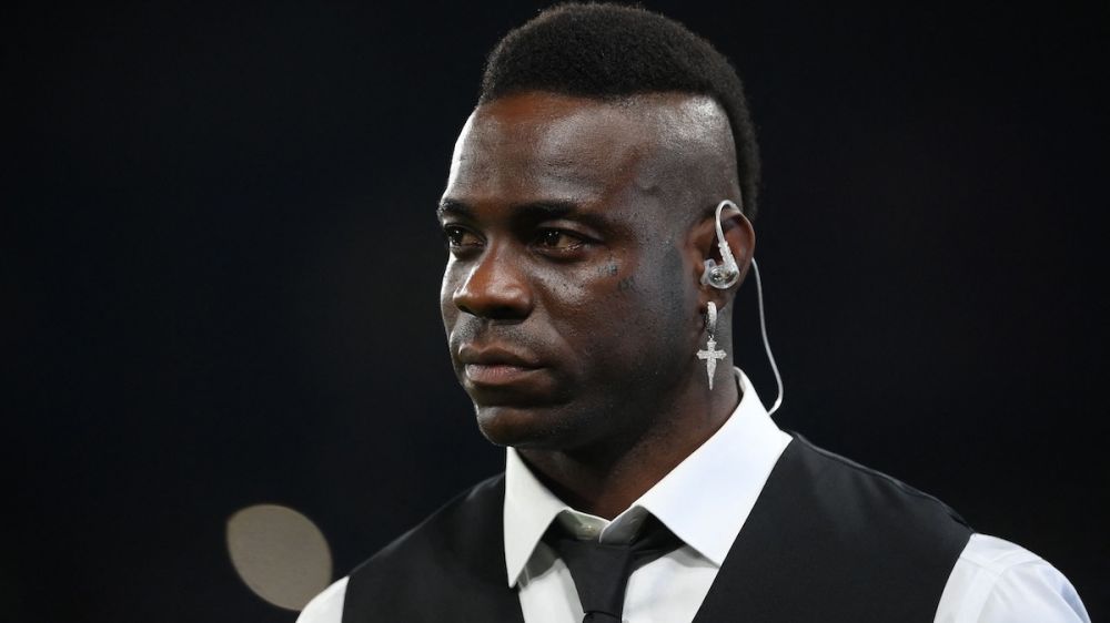 بالوتلی: “بمیرم هم به فوتبال ایران نمی‌آیم. اگر کسی از طرف من با تیم‌های ایرانی مذاکره کرده، بیخود کرده است! به هیچ وجه به فوتبال آسیا فکر نمی‌کنم، اما اگر بخواهم به آسیا بروم به لیگ‌هایی مانند عربستان یا قطر می‌روم. لیگ‌هایی مانند ایران جای بازیکنان درجه ۵ است”.