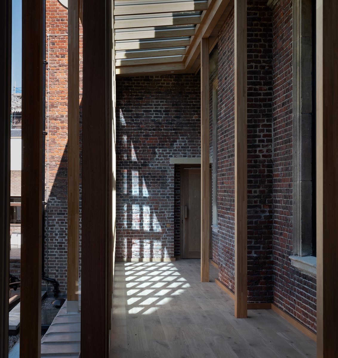 🏠 Clare College
Combining cutting-edge technology and traditional craftsmanship, the new River Wing at Clare College is an oak-framed extension to Cambridge’s second-oldest college.

Find out more here: bit.ly/4fz3nsa #WoodAwards24