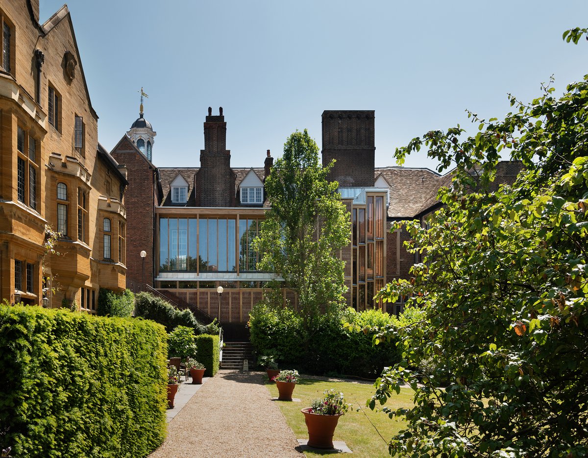 woodawards's tweet photo. 🏠 Clare College
Combining cutting-edge technology and traditional craftsmanship, the new River Wing at Clare College is an oak-framed extension to Cambridge’s second-oldest college.

Find out more here: https://t.co/2V9ryNHBU8 #WoodAwards24 https://t.co/w2EpU45CwJ