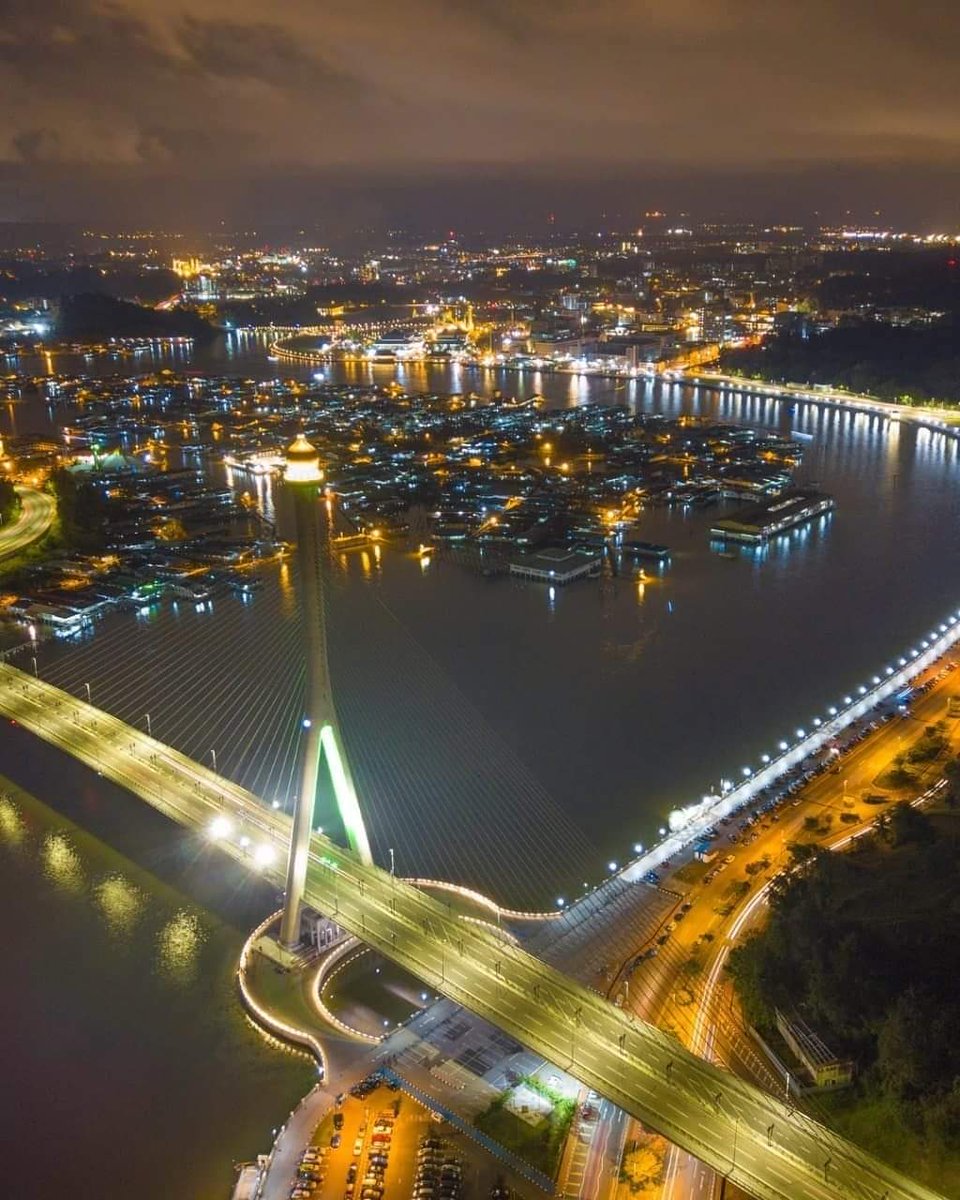 RoyalDarksynth's tweet image. Aerial view of Brunei at night 🇧🇳