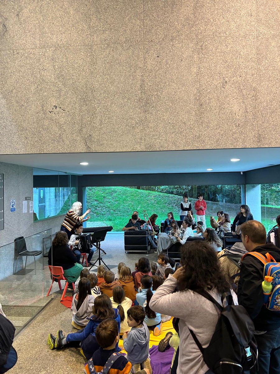 Esta tarde continuamos cos microconcertos de santa  Icía ás 17h, 18:15h e 19:15h en distintas localizacións da Escola. Aquí tedes unha pequena mostra de onte!
#microconcertos #SantaIcía #EMM2024 #MúsicaenCompostela <a href="/PazodeRaxoi/">Concello de Santiago</a> <a href="/GorettiSRei/">Goretti S. Rei</a>