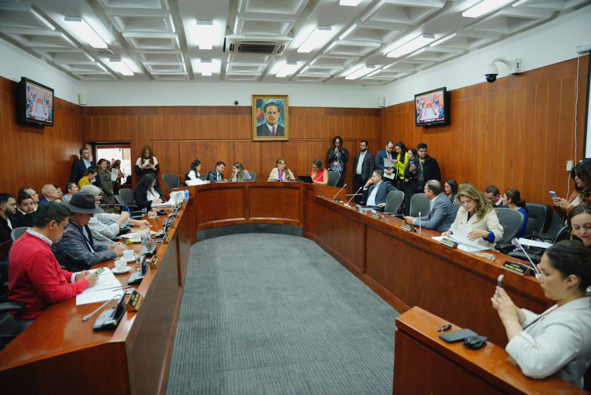 Se aprobó en primer debate en <a href="/ComisionVIICol/">Comisión Séptima Senado de la República🇨🇴</a> el proyecto de ley, del que soy ponente, que fortalece la celebración del Día Nacional de la Familia con el fin de fomentar el Día sin Redes, actividades educativas y culturales que promuevan la familia como núcleo fundamental de la