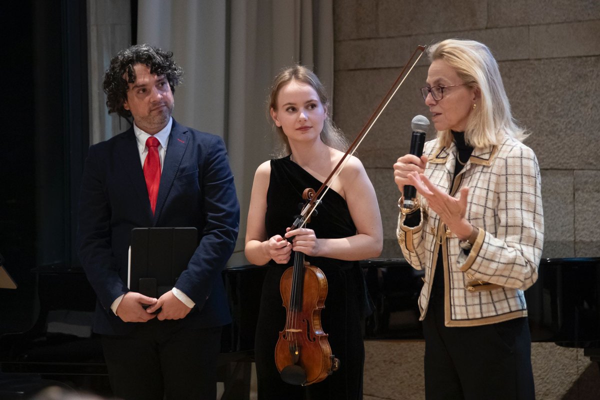 👉 Una velada llena de intensas conversaciones sobre arte, Gabriele Münter, las relaciones hispano-alemanas y con buena música a cargo de Valerie Steenken y Ricardo Ali Alvarez

📸Copyright de las fotografías: Celia de Coca