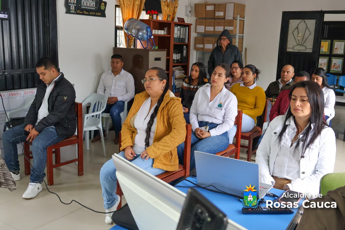 alcaldiaderosas's tweet photo. 💚🤍💙 A esta hora, la Secretaría de Gobierno del municipio de #Rosas se presenta ante el Honorable Concejo Municipal para socializar su informe de gestión👏. 

#DeLaManoDelPueblo https://t.co/6p6qKsHqKr