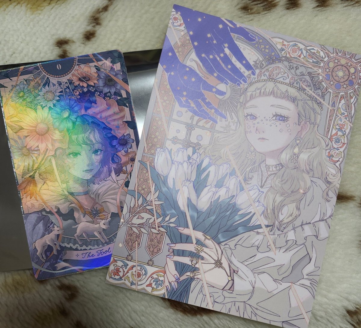 はんかち様(<a href="/hankachi21/">はんかち / hankachi</a>)にて購入したポストカードとトレーディングタロットです。愚者のカードが出るのが何とも私らしい😆
#デザフェス60戦利品