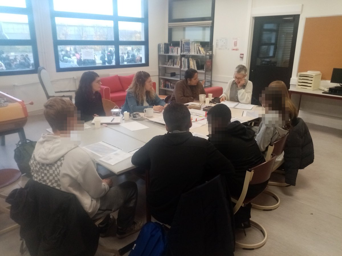IsabelleRi72045's tweet photo. Ce matin, rencontre des jeunes pris en charge dans le cadre du SAS Collège : accueillir, expliquer, briser la glace avec un jeu de plateau et participation des adultes encadrants. Un joli début de session
@ac_normandie @dsden27
#MLDS #FOQUALE #CIOEVREUX https://t.co/p4rMzRXmkN