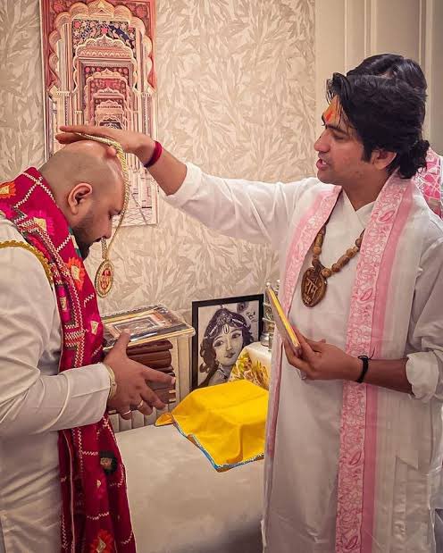 Shubhamshuklamp's tweet photo. बागेश्वर धाम के धीरेंद्र शास्त्री जी पर अभद्र टिप्पणी करने वाले कई लोगों को आपने देखा होगा। लेकिन अब बॉलीवुड सिंगर बी-प्राक ने ने धीरेंद्र शास्त्री जी को लेकर ऐसी बात बताई है जो सबका दिल जीत लेगी।

सिंगर बी प्राक चण्डीगढ़ में भव्य कथा करवाया था। जिसके लिए वो धीरेंद्र शास्त्री जी को बुलाने गए। बी प्राक ने धीरेंद्र शास्त्री जी से कहा कि आपको हमारी कथा में आना है। ये हमारा सौभाग्य होगा।

सिंगार बी प्राक, धीरेंद्र शास्त्री जी के लिए कुछ भेंट लेकर गए थे। इस पर धीरेंद्र शास्त्री ने कहा कि- "अगर आपने इस चीज के लिए मुझे बुलाया है तो हम कभी नहीं आएंगे। ये अपनी कथा के लिए रखिए। हमें अपका प्यार और स्नेह चाहिए बस।"
