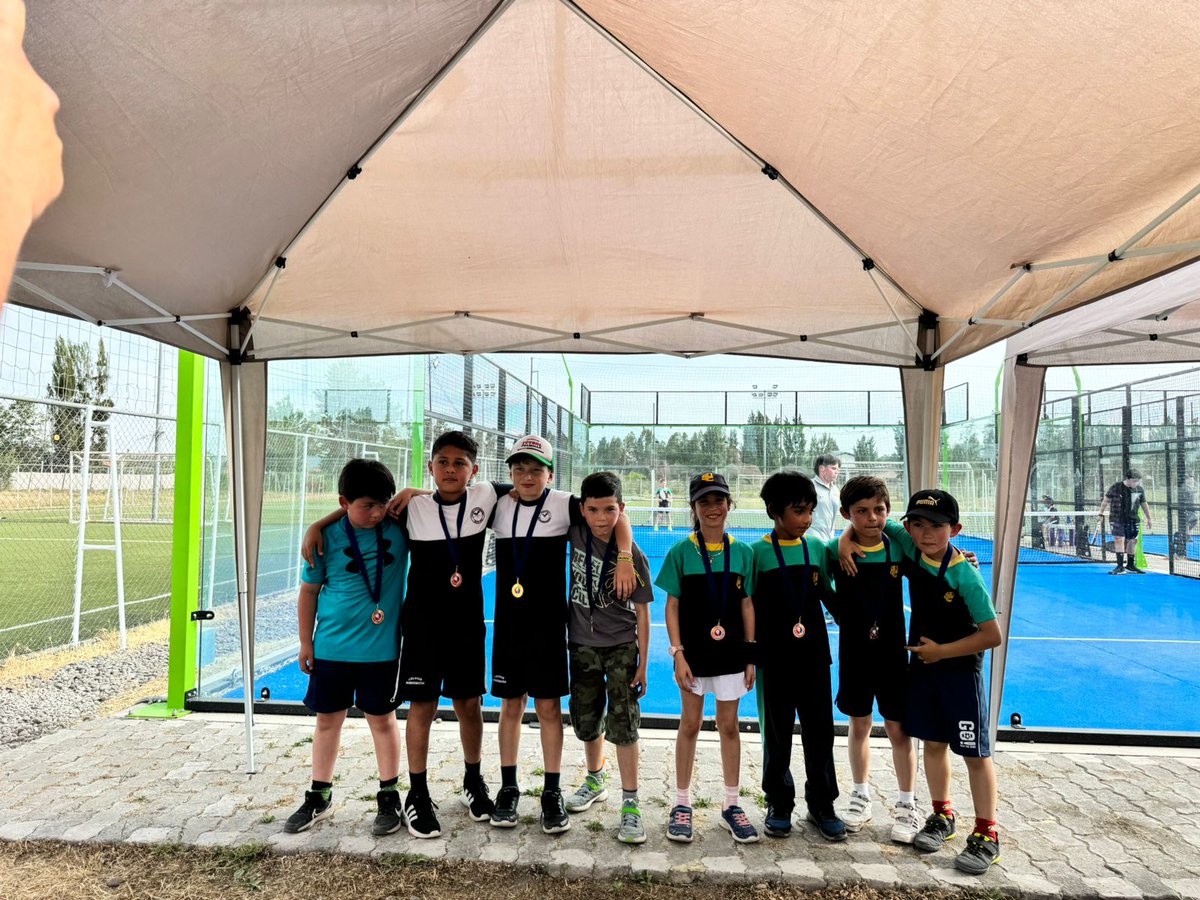 🎾 **¡Vibrante jornada deportiva en el Campeonato Interescolar de Pádel!** 🎉

El pasado **viernes 8 de noviembre**, nuestro **Colegio Manquemávida** tuvo el honor de participar en un emocionante campeonato junto al **Colegio Santa Cruz de Unco**.
