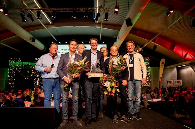 Afgelopen zaterdag was wethouder Bert Nederveen aanwezig bij de verkiezing voor de ‘diervriendelijke gemeente 2024’ in Den Bosch. Gemeente Westerkwartier staat in de top 3. Onze felicitaties gaan uit naar de gemeente den Haag, zij kreeg de titel ‘diervriendelijke gemeente 2024’.