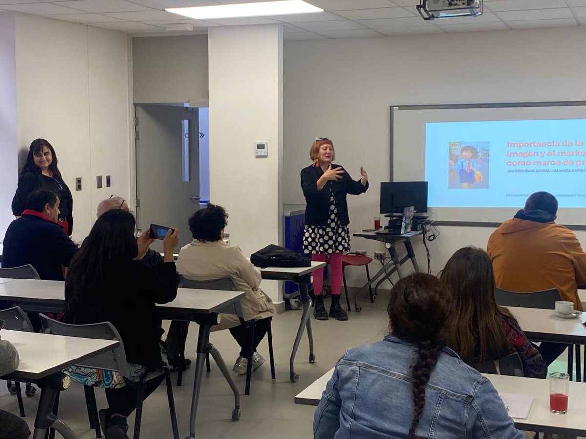 ¡Avance continuo 🙌🏼!
Tras meses de clases en la universidad Santo Tomás y la <a href="/udeantofagasta/">Universidad de Antofagasta</a>  los estudiantes de nuestro programa #UniversidadSocial 📔 llegaron hasta <a href="/AiepAntofa/">AIEP Antofagasta</a>  para terminar con las 120 horas de formación que contempla🤝