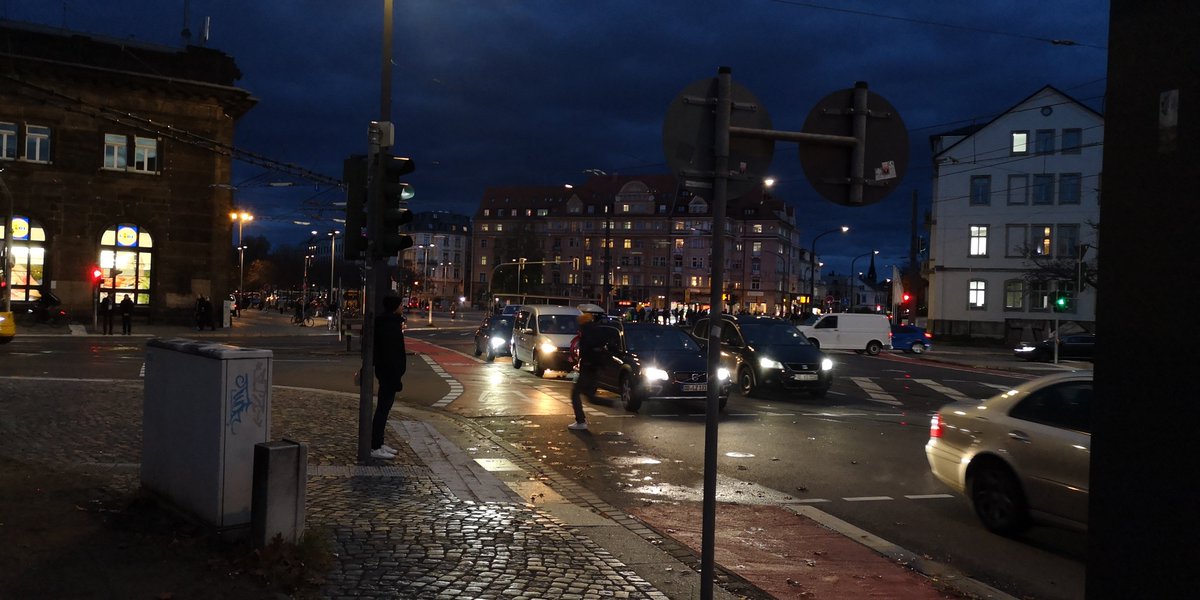 Rad Krause (@rad_krause) on Twitter photo #SchlesicherPlatz in #Dresden: Heute wieder typischer Autohorror. 🚗🚗 fahren Kreuzung dicht und gefährden Fußgänger. Zig Rotlichtverstöße hier und an folgenden Einmündungen.
Die <a href="/PolizeiSachsen/">Polizei Sachsen</a> steht direkt daneben und kontrolliert Radfahrer. Gefahr erkannt, Gefahr gebannt?! 🫣 #SchlesicherPlatz in #Dresden: Heute wieder typischer Autohorror. 🚗🚗 fahren Kreuzung dicht und gefährden Fußgänger. Zig Rotlichtverstöße hier und an folgenden Einmündungen.
Die <a href="/PolizeiSachsen/">Polizei Sachsen</a> steht direkt daneben und kontrolliert Radfahrer. Gefahr erkannt, Gefahr gebannt?! 🫣