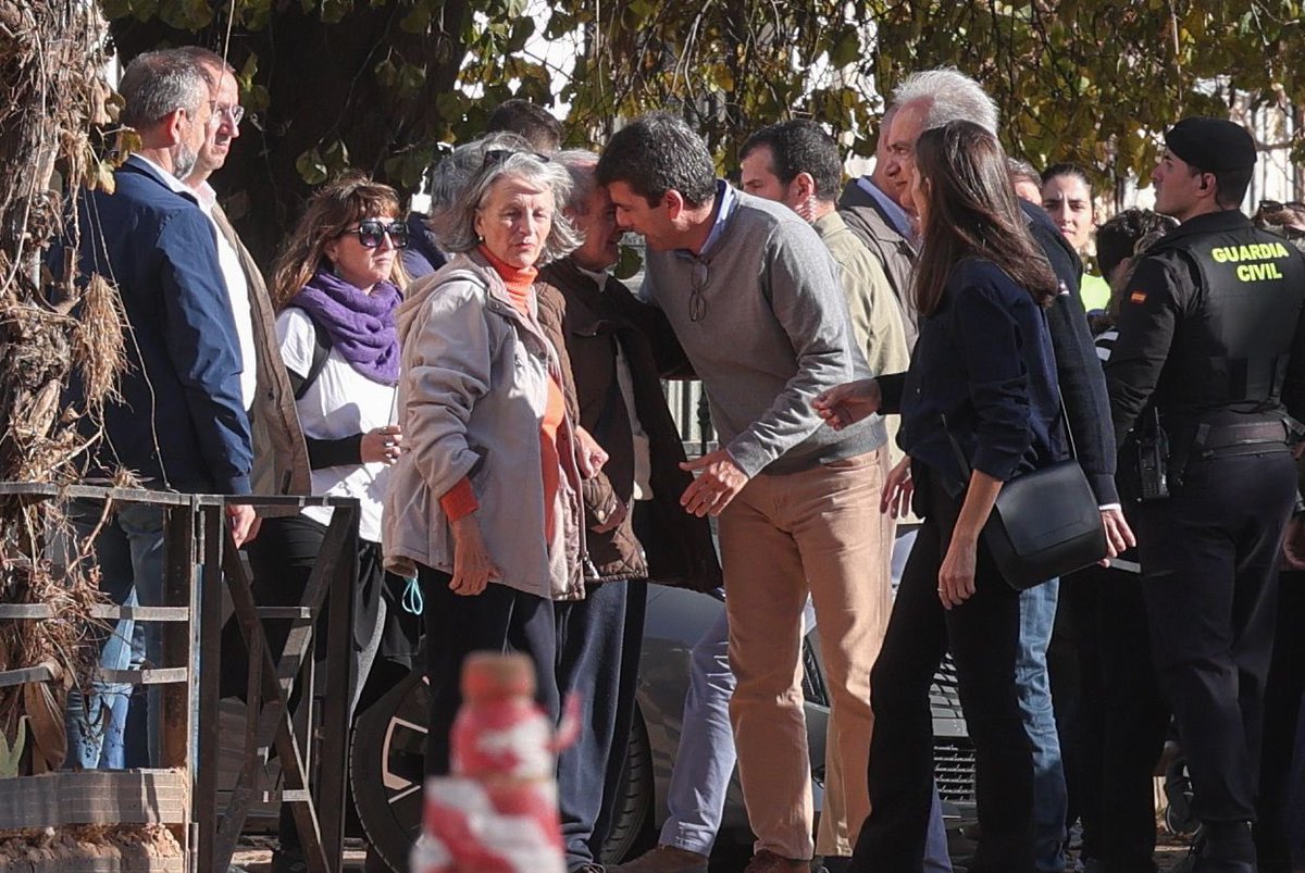 Seguiremos trabajando incansables en la reconstrucción.
Hoy, con el apoyo de Sus Majestades, hemos visitado a los vecinos y vecinas de Chiva y Utiel.
Agradezco el cariño recibido y los ánimos