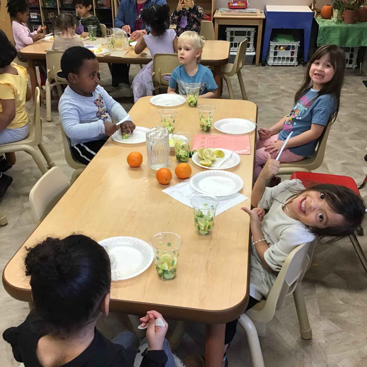 CACSmi_org's tweet photo. Our kids adding slices of fruit to make delicious flavored water 💦💦💦 Thank you to our Sugar Smart Coalition partners for their efforts in combating sugar intake amongst kids. @sugarsmartcoalition @mihealthmatters @MSUExtensionEFNEP https://t.co/i3ngF6Gymp