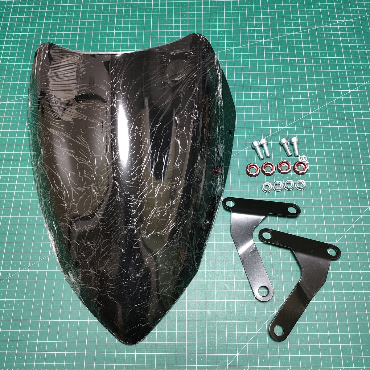 vandeus1967's tweet photo. グロム(JC61前期)用メーターバイザー到着。Amazonの格安品（2880円）ですがわりとしっかりしてます。あと尻が痛くなりにくい中古フラットシートもメルカリでポチってます。今後もボチボチパーツ集めしていきます👍🏻＃グロム #原付２種 https://t.co/Go3KZ8igWY