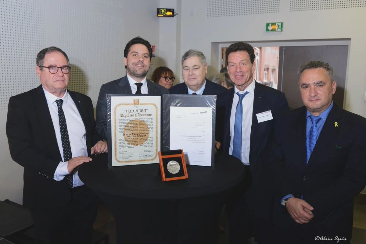 Dimanche, à la Fondation des Apprentis d'Auteuil, le Comité français pour Yad Vashem a remis à titre posthume la médaille de Juste parmi les Nations à Jeanne-Monique Roux de Bézieux à son petit-fils, Geoffroy Roux de Bezieux