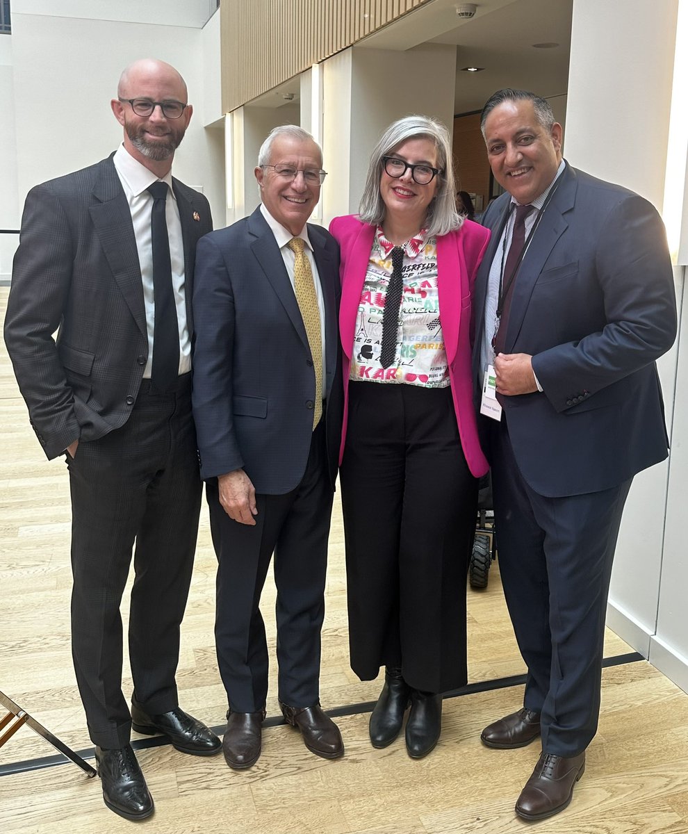 VictorFedeli's tweet photo. This morning, we joined Premier @fordnation at @RocheCanada’s HQ in #Mississauga to celebrate the expansion of their Global Informatics Hub!
 
Their $130M+ investment will create up to 250 new jobs and significantly increase Roche’s R&D activities in #artificialintelligence, machine learning, computational biology and data analytics.
 
Learn more: https://t.co/WZNYcuAQtW