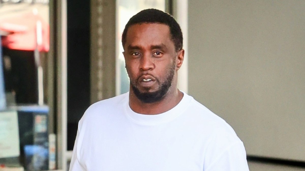 V1007's tweet image. Diddy Claims Feds Took 'Privileged Material' During Raid On Jail Cell | V100.7 v100.iheart.com/content/2024-1…