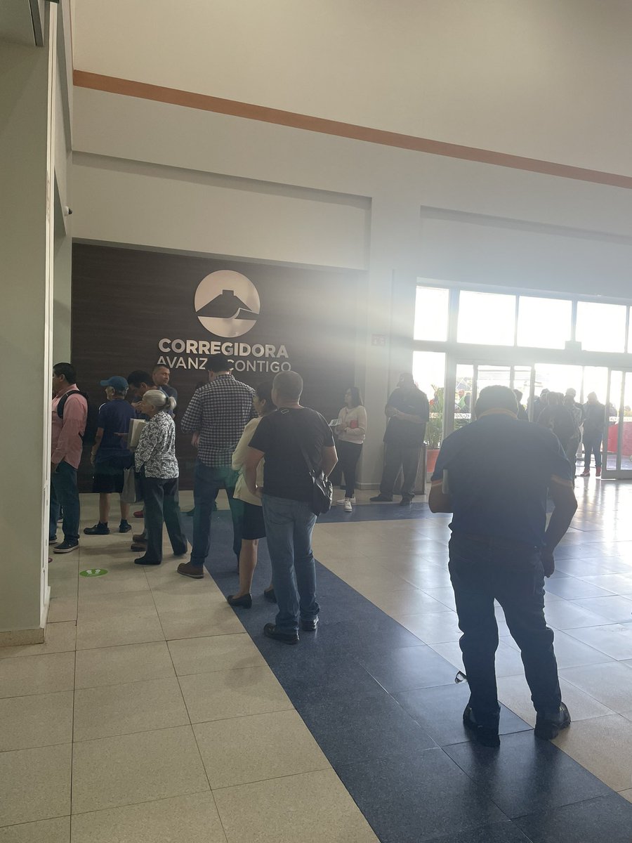 beremartinez86's tweet photo. @CFE_Contigo en plaza candiles, corregidora, Qro creo que a tus empleados no les gusta trabajar solo 3 personas para atención y solo 2 cajeros de 3 para una fila de más de 30 personas https://t.co/7JkaDKk6s6
