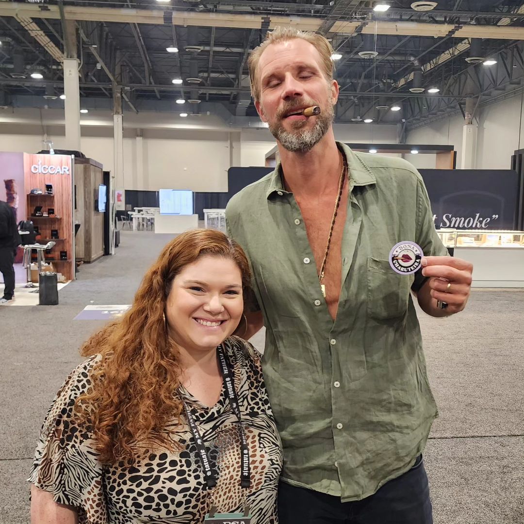 Ludmilagoncalv's tweet image. With Robert Caldwell from caldwellcigars / lostandfoundcigars.
.
Yes, he is super tall and I am super short! 😂
.
I&apos;m a huge fan! Super grateful to have met him at @pca1933.
.
#PCA2024