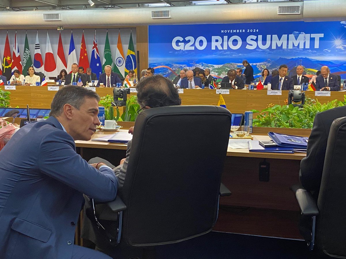 smilelalis's tweet photo. Algunos mandan saludos de expresidentes, a otros los van a buscar porque reconocen un líder mundial. @petrogustavo 💓 https://t.co/F7nTeSRlLK