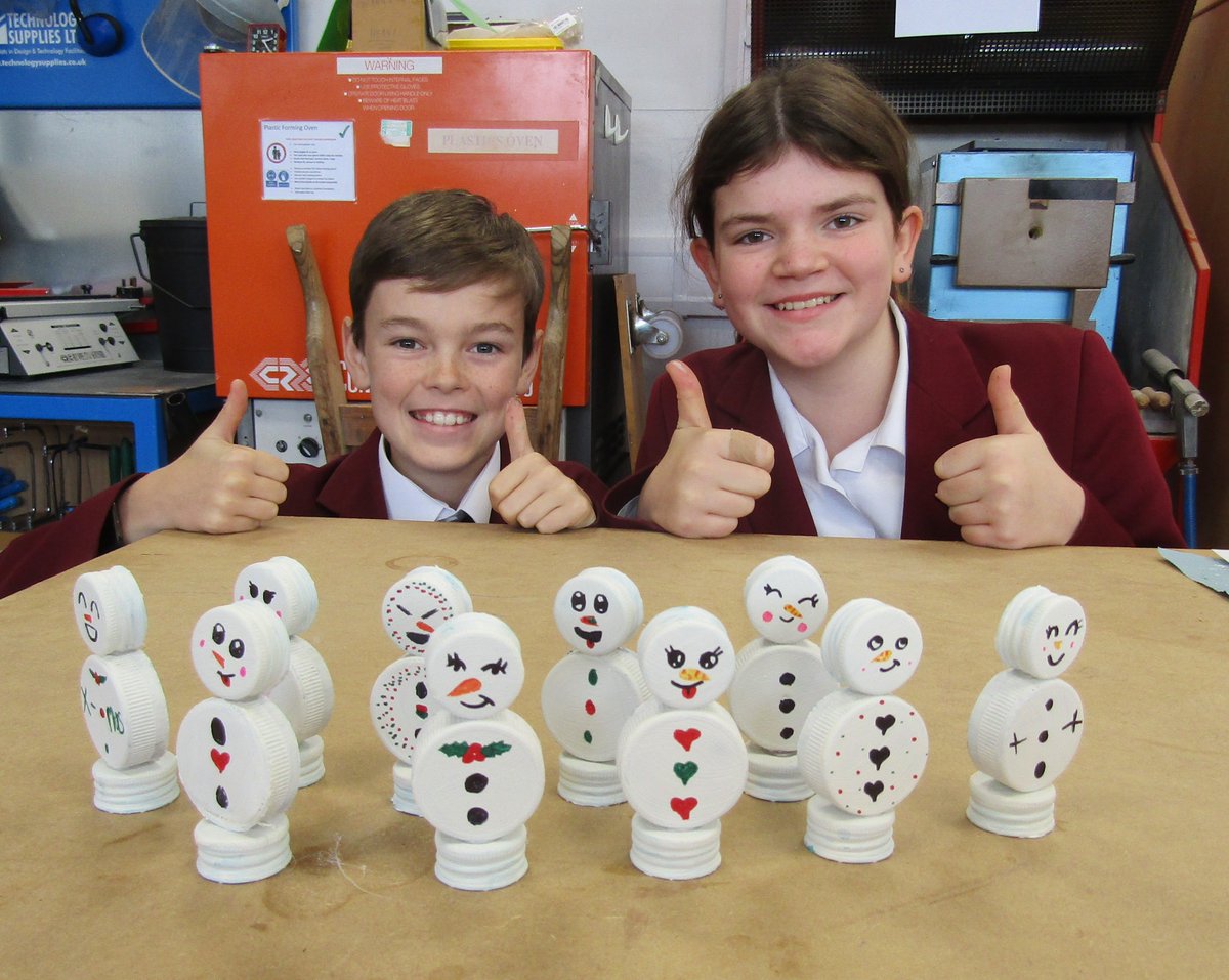 AKSDesignTech's tweet photo. Lovely lunchtime club spent today @AKSSchool upcycling plastic with Yr8 for #ChristmasCountdown2024  🎄🎅 #reduce #reuse #recycle ♻️🌍 #WeAreAKS #DesignTechRocks 💡 https://t.co/Rmxxsuz8m6