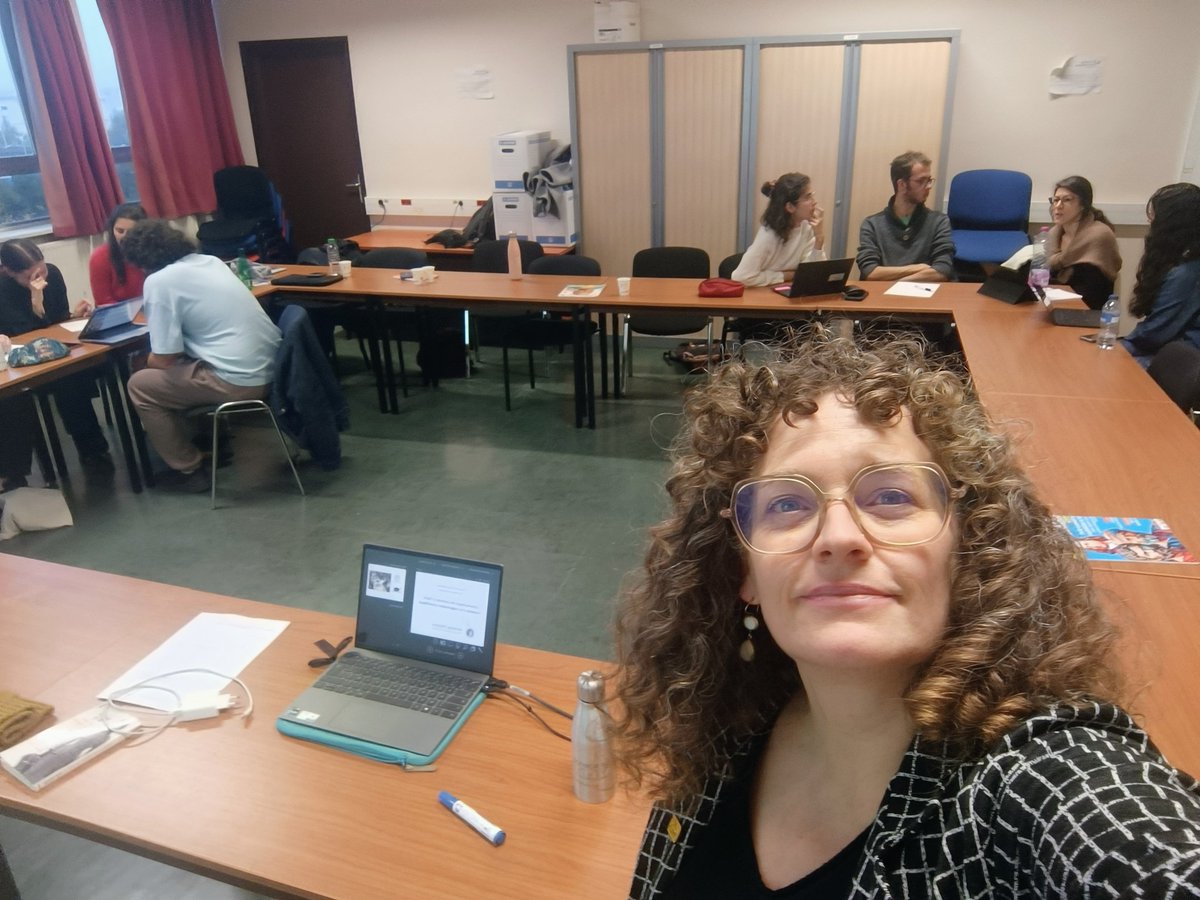 🧑🏼‍🏫 Depuis 2017, j'ai le plaisir de former les doctorants et doctorantes de <a href="/UParisNanterre/">Université Paris Nanterre</a>  à la vulgarisation scientifique (📷 d'aujourd'hui). 
📢 N'hésitez pas à me contacter si vous souhaitez mettre en place des formations pour vos chercheurs et techniciens ✍🏼📧