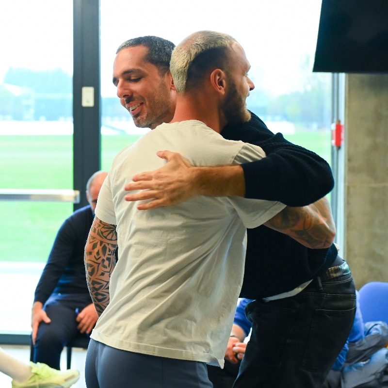 Inter's tweet photo. È stato un piacere averti con noi, @AmeDV8 🏀⚽

#ForzaInter