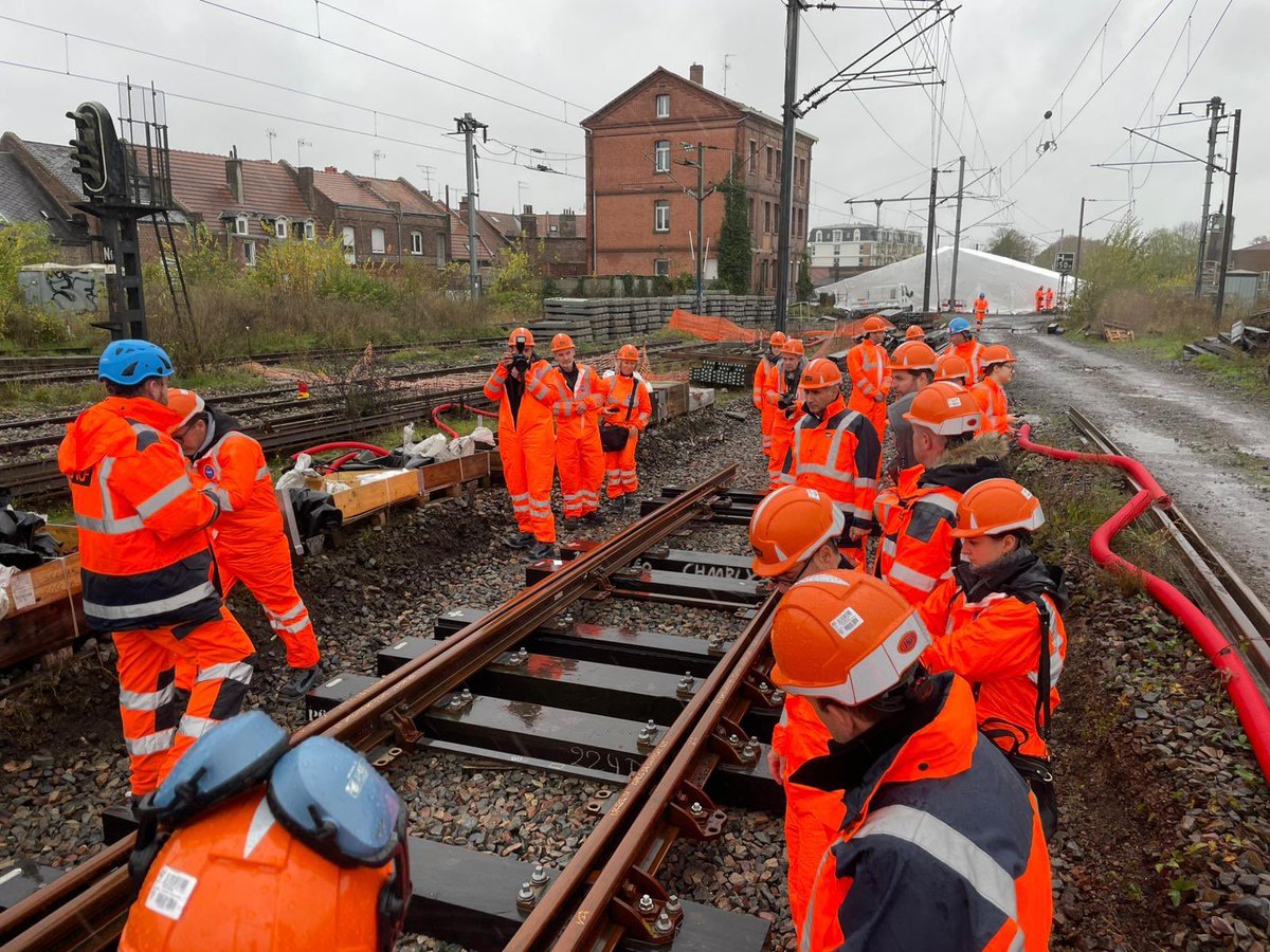 #Transports #Mobilité  

Fayçal Douhane, sous-préfet de Cambrai, était ce 19/11/24 aux côtés notamment de <a href="/SNCFReseau/">SNCF Réseau</a> et de <a href="/hautsdefrance/">Région Hauts-de-France</a> pour visiter le chantier de rénovation de la ligne ferroviaire #Cambrai - #Douai.

Ce projet, soutenu par l’État à hauteur de près de 24 %