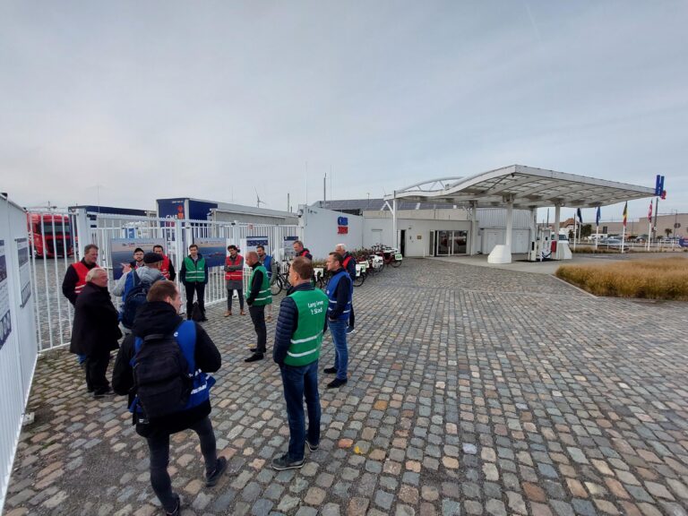 During our final #REVIVE Consortium Meeting last month, we were thrilled to be able to visit <a href="/CMB_TECH/">CMB.TECH</a> to see their hydrogen activities at the Port of Antwerp!

👉h2revive.eu/revive-partner…