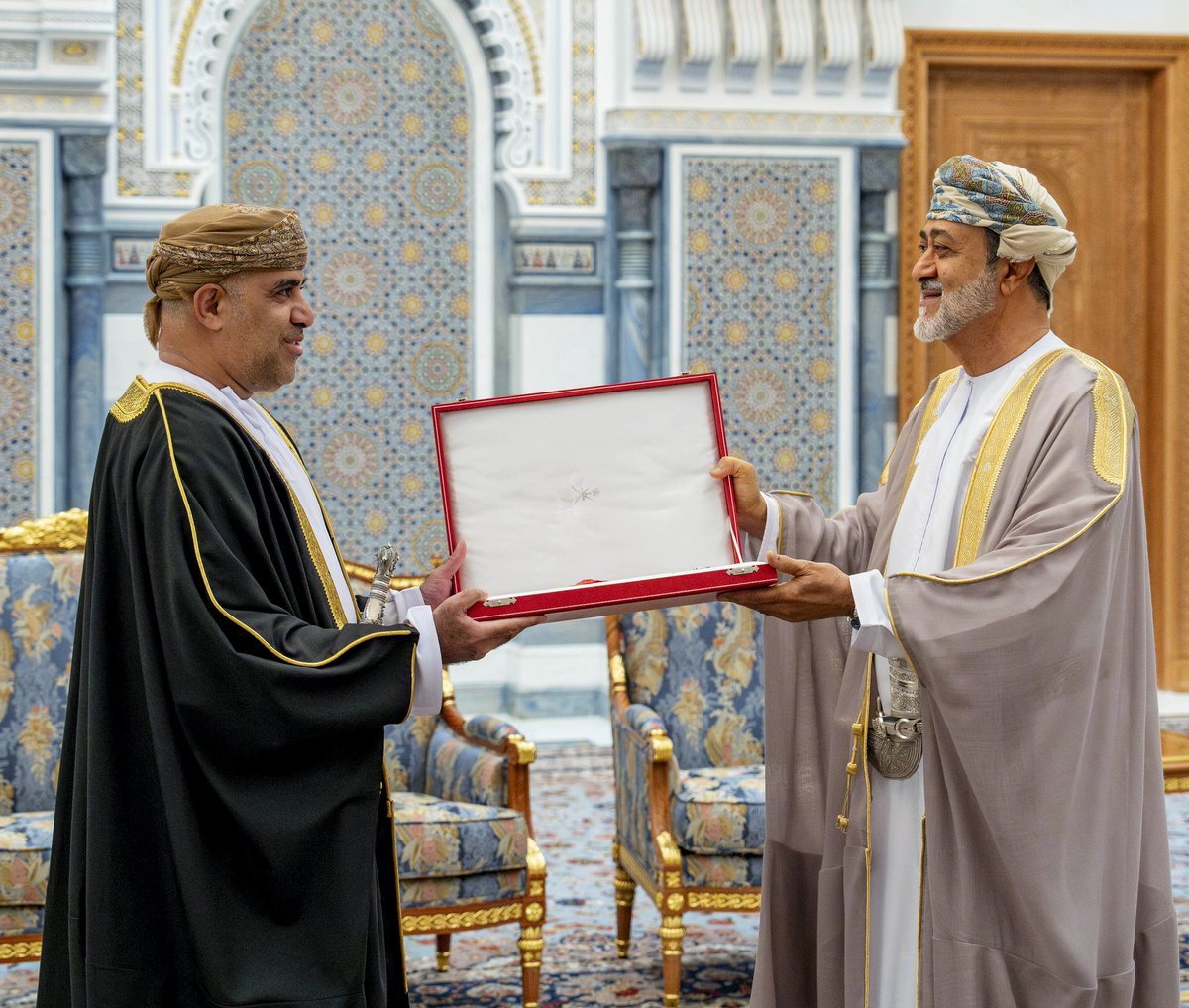 alburtomani700's tweet photo. تقديرا لما مضى من إنجازات وطنية واكبت الرؤية السامية، 
ودافعا لتقديم المزيد من العطاء والإنجاز

جاء وسام #عُمان المدني من الدرجة الثانية
 الذي تفضل به حضرة صاحب الجلالة #السلطان_هيثم_بن_طارق  - حفظه الله ورعاه -  لمعالي الدكتور خلفان بن سعيد الشعيلي @KAlshueili

وسام نفخر به ونفاخر
ويدفعنا لأن نكون جزءا لا يتجزأ من رحلة #التحول_الشامل في خدمة #سلطنة_عمان ومن عليها. 

وووسام تكريم واستحقاق وافق أهله. 👏✨

#العيد_الوطني_الـ54_المجيد
#وزارة_الإسكان_والتخطيط_العمراني
