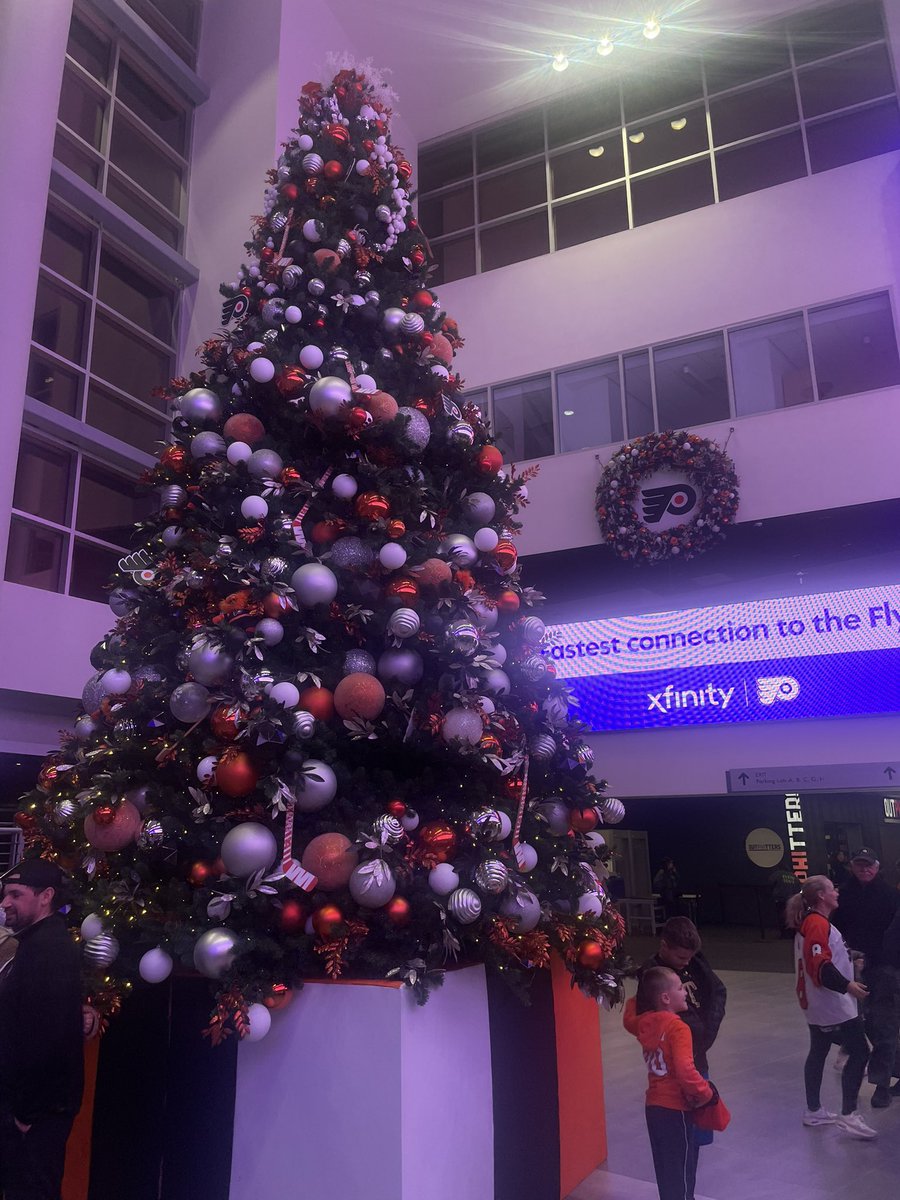 Last night, the KP team hit Broad Street to cheer on the Philadelphia Flyers! It was a fantastic way to bond and enjoy time outside the office. A big shoutout to the St. Joseph’s University Sales class for hooking us up with a great deal on tickets. Let’s go, Flyers! 🟠⚫