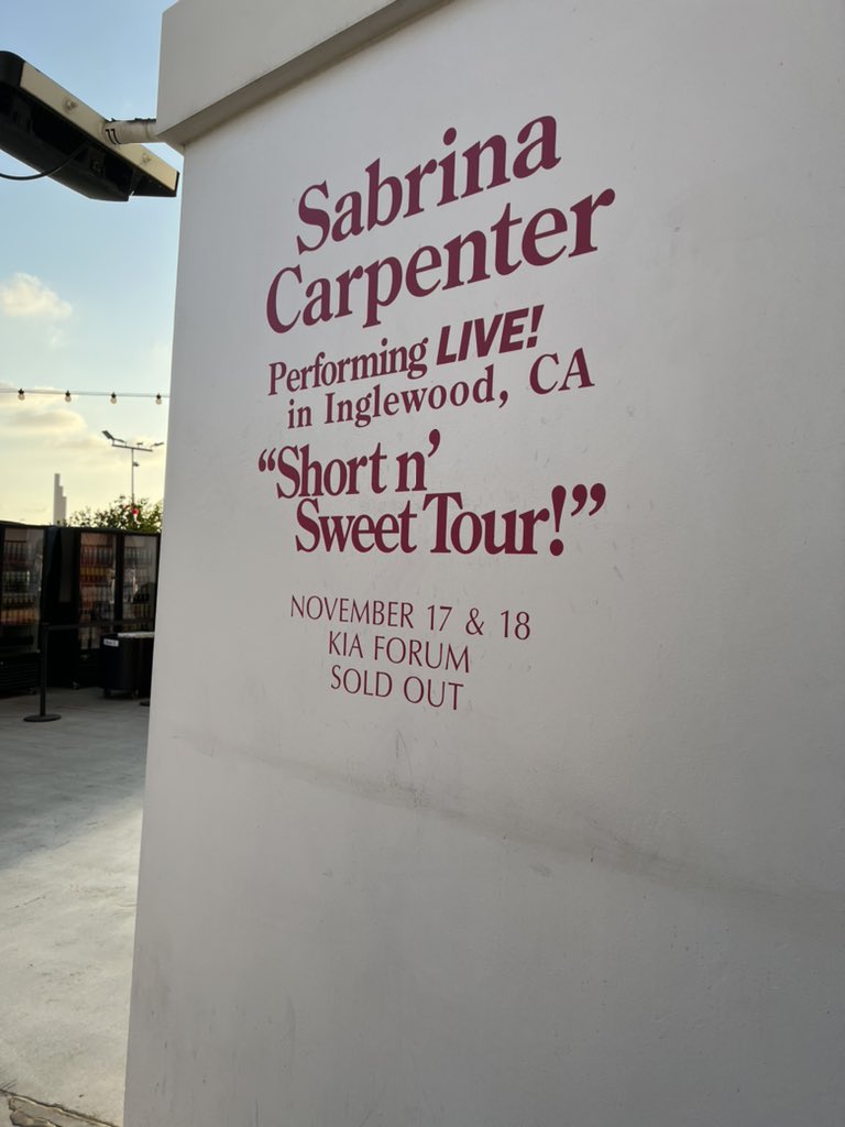 inarixcos's tweet photo. last leg of the short n’ sweet tour in north america, and @TeamSabrina made it absolutely memorable. loved being barricade and interacting with the staff while enjoying the show! also @jackantonoff ???? https://t.co/WshpCdsQCk