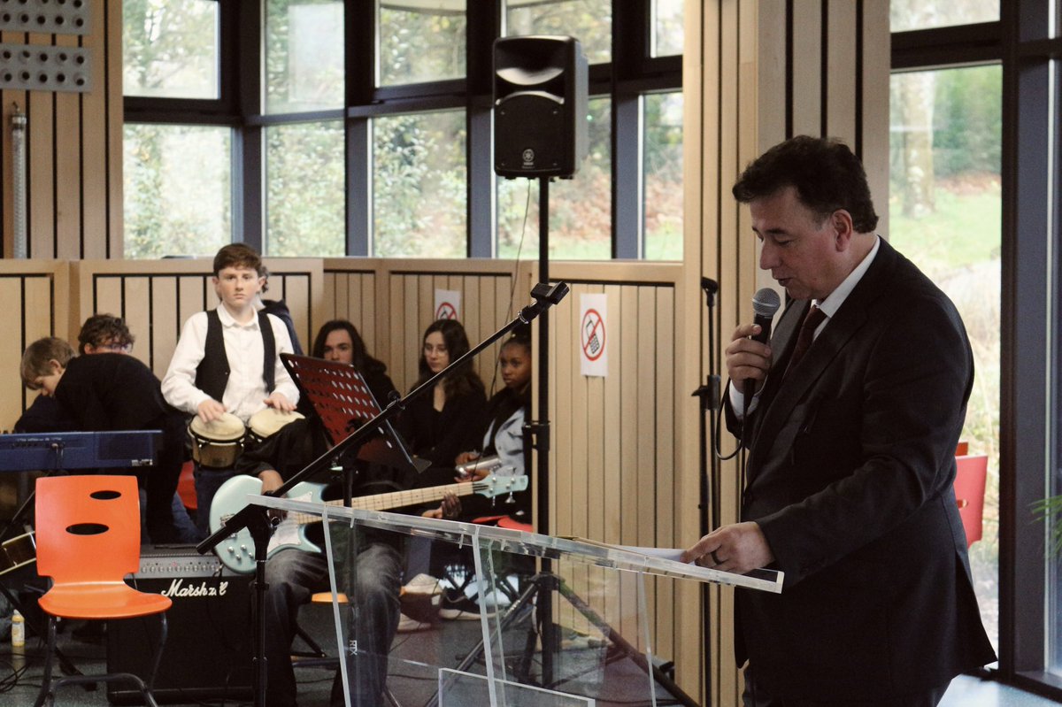 Ouverture européenne | Le Pôle d'études ibériques de #Brest célébrait ses 20 ans, aujourd'hui, en présence du Recteur <a href="/emmanuel_ethis/">Emmanuel Ethis</a>
🔍 Le pôle, qui propose un parcours renforcé en langue et culture espagnoles à 25 établissements, a été rebaptisé "Parcours Hispanique"

1/2