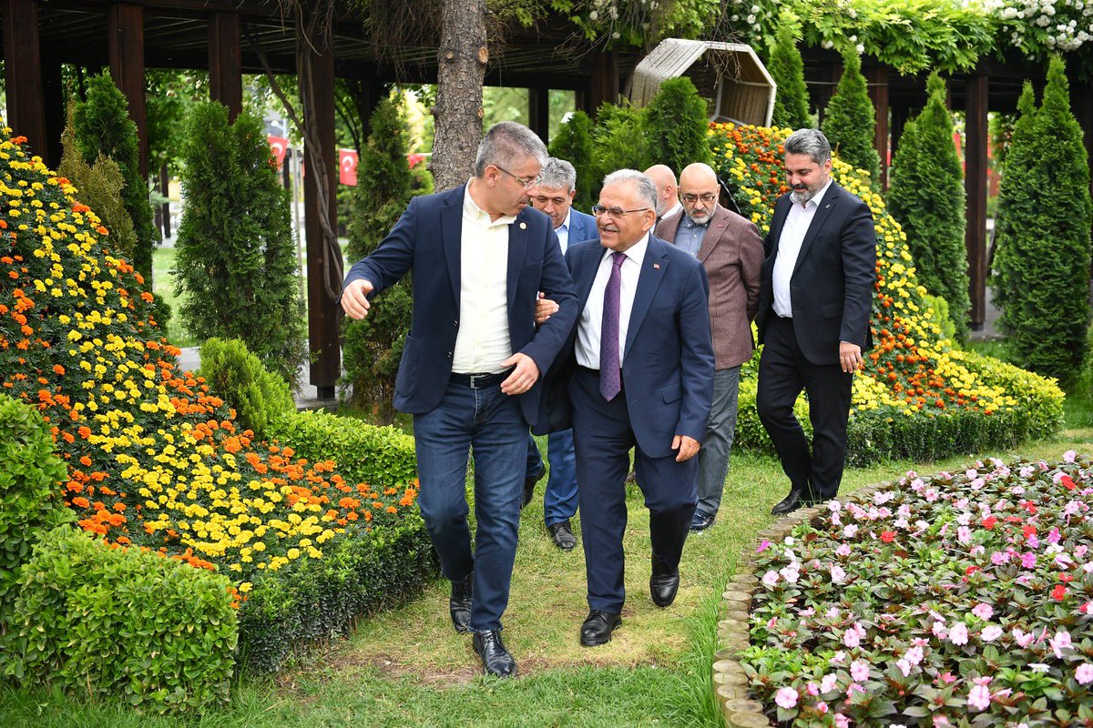 sabancopuroglu's tweet photo. CHP’de isimler değişiyor ama çamur at izi kalsın siyaset anlayışı bir türlü değişmiyor. Bugün grup toplantısında konuşan CHP Genel Başkanı Özgür Özel Kayseri Büyükşehir Belediyesi’nin ismini de kullanarak yaptığı yorum ile yine baltayı taşa vuruyor. 

Gerçi #Kayseri olarak CHP Genel Başkanlarının asılsız ithamlarına maalesef ki alışkınız. Bu ne ilk oldu ne de maalesef ki son olacak. Ama biz yine de iyi niyetimizi koruyor ve yalnış yönlendirildiğini düşünmek istiyoruz. Zira milyonlarca insanımızın oyunu almış ana muhalefet partisinin genel başkanına bu gibi mesnetsiz ifadeleri yakıştırmak istemiyoruz. O yüzden iddialara karşı cevap değil, bilgilendirme maksadıyla cevap vermek istiyoruz. Bir büyükşehir belediyesi düşünün ki üç yıl üst üste yatırıma en fazla pay ayıran belediye olsun. Bir belediye düşünün ki onlarca proje ile kırsalda yaşayan insanına tarımdan hayvancılığa birçok alanda sınırsız destekler versin. Bir belediye düşünün ki kırsal ilçeleri dahil yaptığı alt yapı çalışmaları ile 16 ilçesinin hepsini doğal gaz ile kavuştursun. Ve öyle bir belediye başkanı düşünün ki parti ayırt etmeksizin halkına hizmet götürmek için gecesini gündüzüne katsın. Son olarak yaptığı açılış ile doğal gaza kavuşturduğu iki ilçe belediyesinin muhalefet partilerinde olmasına rağmen hizmet aşkından hiç taviz vermeden sözünü tutsun. 

Çünkü Cumhurbaşkanımız ve AK Parti Genel Başkanımız Sayın Recep Tayyip Erdoğan öncülüğünde başlayan AK Parti Belediyeciliği hiçbir ayrım gözetmeksizin halkına hizmet etmektir. Mazeret değil hizmet üreten belediye başkanlarımızdır. İnsanı yaşat ki devlet yaşasın düsturu ile halka hizmeti ibadet bilen ve en önemlisi halkını sevmenin halka hizmetle olacağını bilen Kayseri Büyükşehir Belediye Başkanımız Dr. Memduh Büyükkılıç ve ekibine teşekkür ediyorum. Ne diyor bozkırın tezenesi merhum Neşet Ertaş “Aşkınan çalışan yorulmaz." Biz de, aşk ile çalışmaya, aşk ile hizmet etmeye devam edeceğiz. 
@RTErdogan @erkankandemir @halisdalkilic @baskanmemduhbyk @akpartikayserii @eczozgurozel @herkesicinCHP