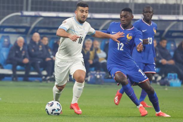 ⚽️ À l'issue du match France-Israël 🇫🇷🇮🇱 jeudi dernier, 8 joueurs ont échangé leurs maillots:

👕 N. Kanté 🇫🇷 et M. Abu-Fani 🇮🇱.
👕 J. Clauss 🇫🇷 et I. Feingold 🇮🇱.
👕 A. Rabiot 🇫🇷 et S. Jehezkel 🇮🇱.
👕 W. Zaïre-Emery 🇫🇷 et S. Goldberg 🇮🇱.

Respect. 🤝 t.me/EretzSport