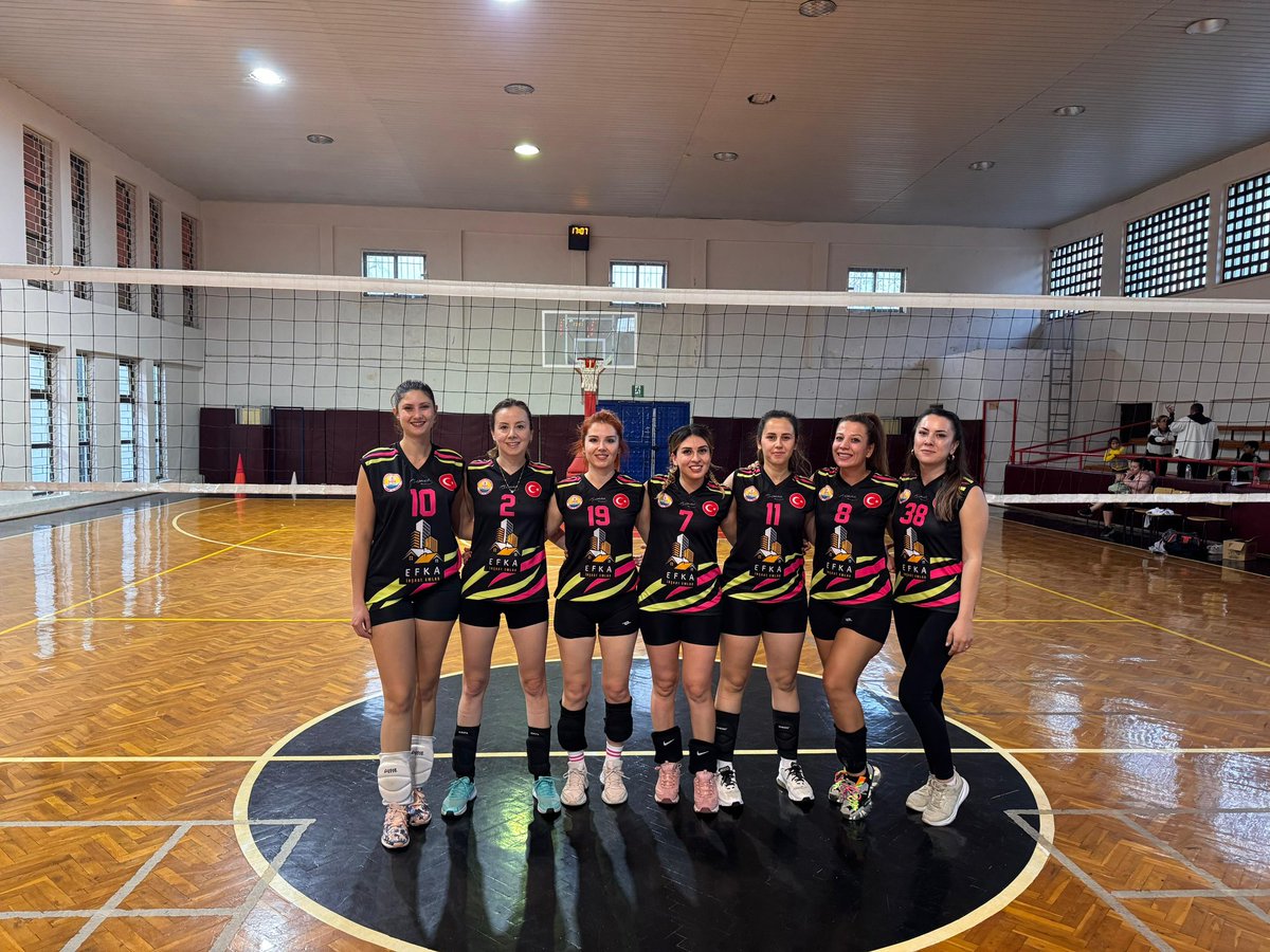pyucesoy's tweet photo. 24 Kasım Öğretmenler günü etkinlikleri münasebetiyle öğretmenler arası Bayan Voleybol branşında Erdemli İlçe Milli Eğitim Voleybol Takımı olarak şampiyonluk yolunda adım adım... 🏐👯‍♀️
@MersinMEM @erdemli_mem https://t.co/axv8xGsweC
