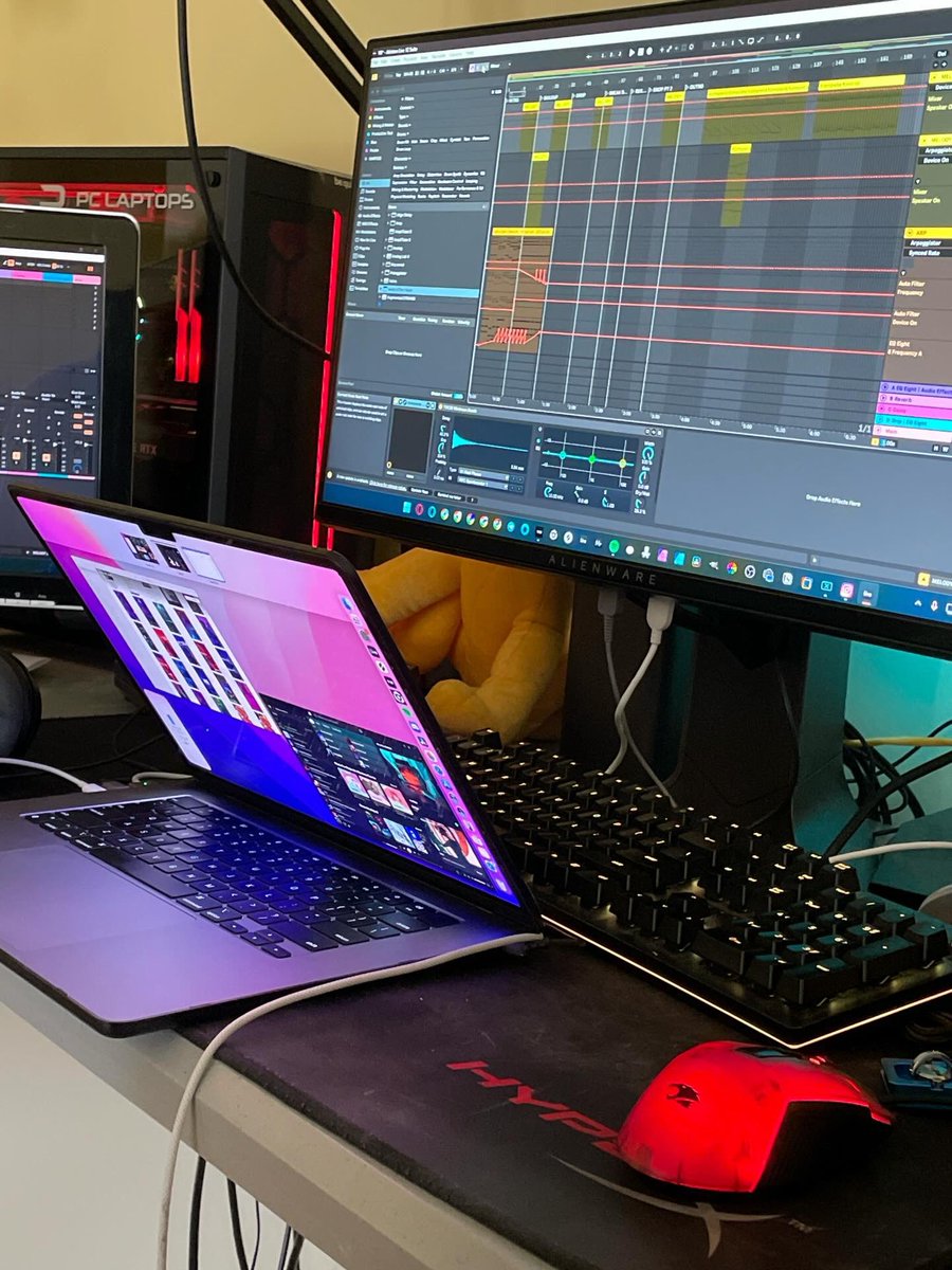 ALEXBLAZE__'s tweet photo. I’ve just noticed that when I work on creative stuff, things get messy WTF ◉_◉ https://t.co/IZI7LgLFu9