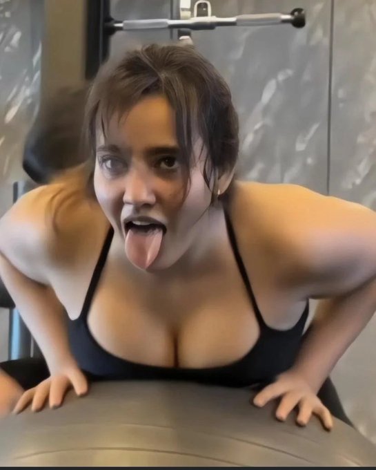 GcwuQPUakAAlL4z?format=jpg&name=small