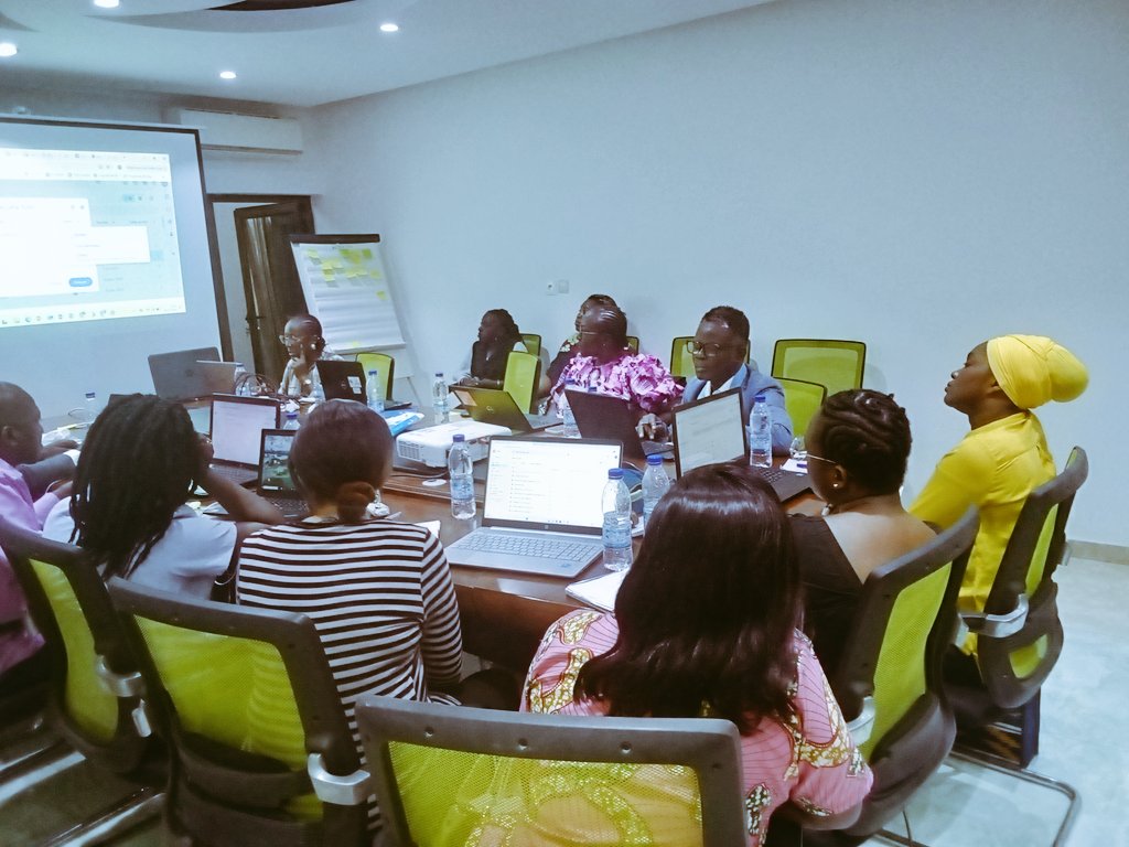 Atelier sur les outils de travail collaboratif dans le cadre du projet ALLIANCE TRANSFORMATIVE ce jour à l'hôtel Ohinéné.
#Ongmessi
#Onef
#Afjci
#Rijes
#leadafricaines
#Asapsu
#Alliancedroitetsanté
#Equipop